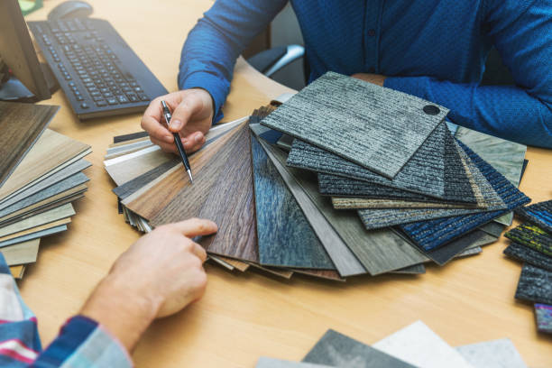 people choosing floorig from flooring sample of laminate and spc flooring